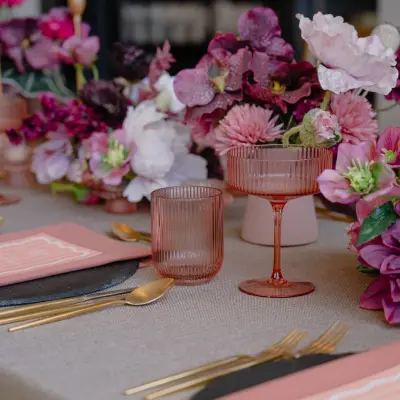 Rosa Gläser und goldenes Besteck mieten — Finest Decor Mustertisch