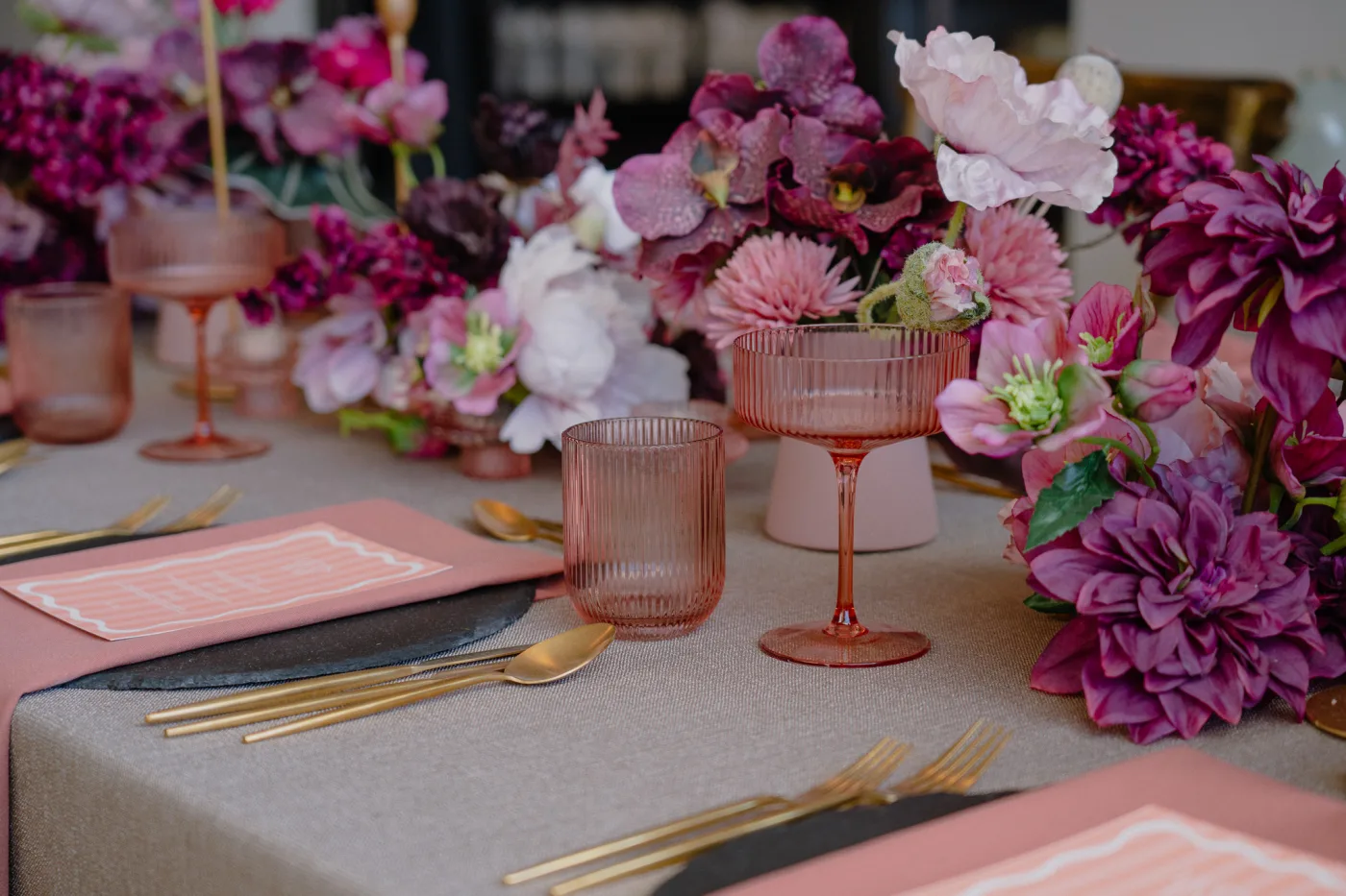 Showroom Finest Decor — Mustertisch mit rosa Gläsern und goldenem Besteck