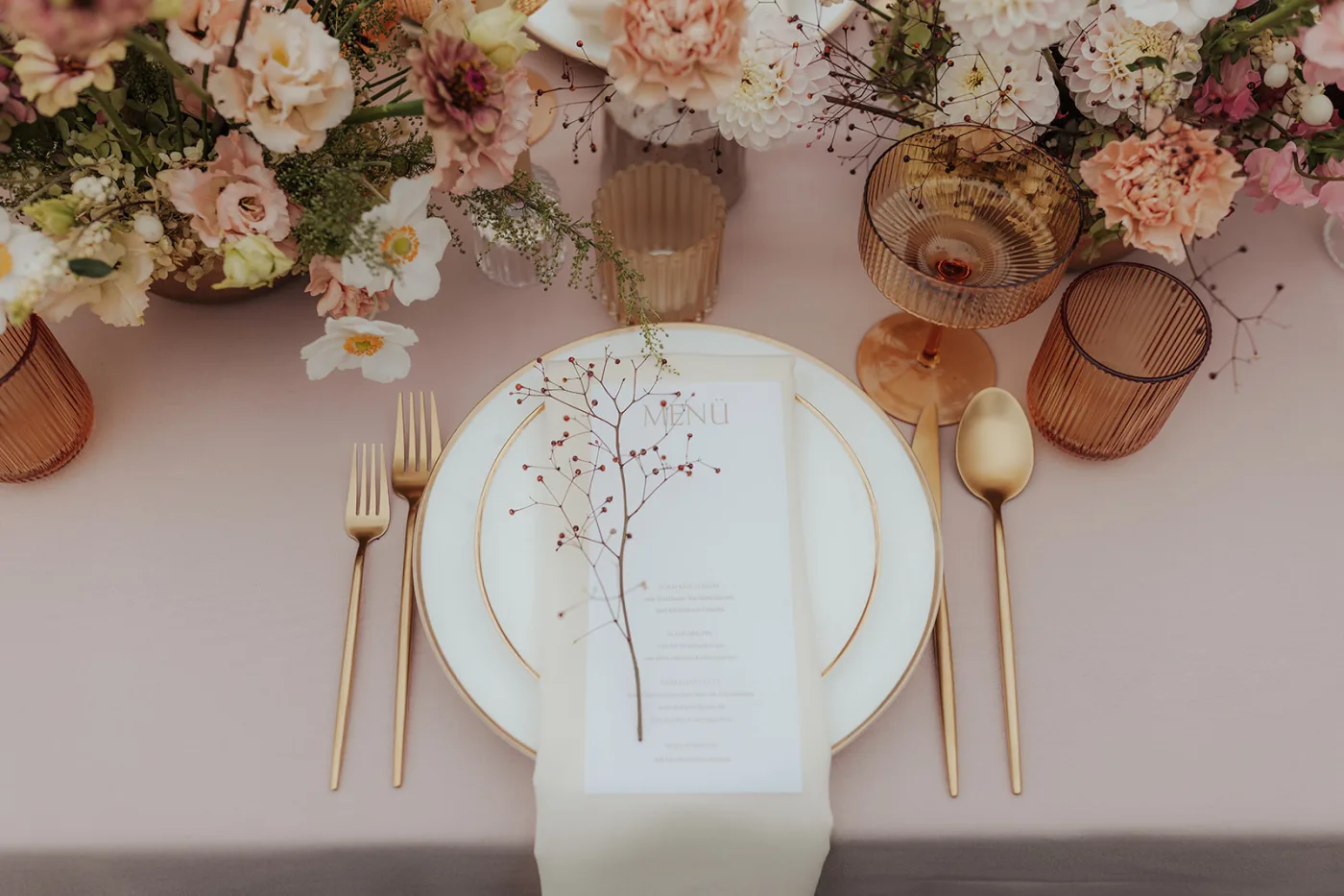 Elegante Tischdekoration mieten — Hochzeitstafel mit Blumengesteck